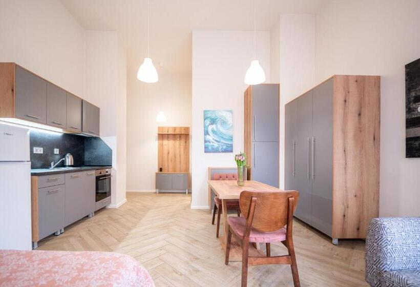 استودیو استاندارد با تخت کینگ, Wow Studios For Rent   Bul Montevideo 25a   B