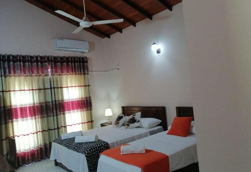 اتاق لوکس سه تخته, Lahiru Airport Villa