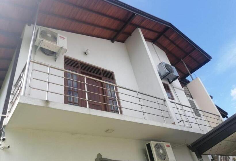 اتاق لوکس سه تخته, Lahiru Airport Villa