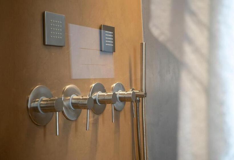 اتاق لوکس با بالکن, Locanda Susuiusu Keyless Entry