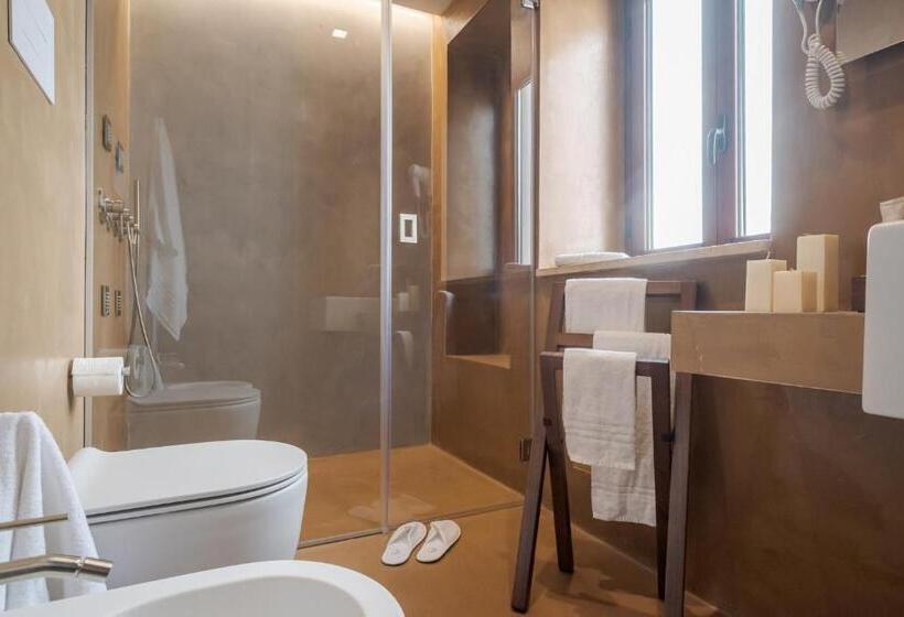 اتاق لوکس با بالکن, Locanda Susuiusu Keyless Entry