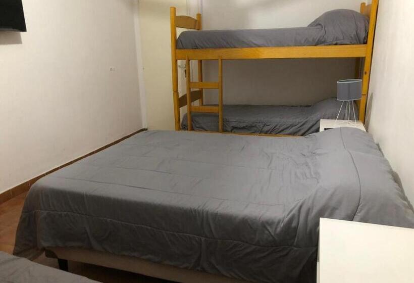 家庭房间共用浴室, El Faro Hostel