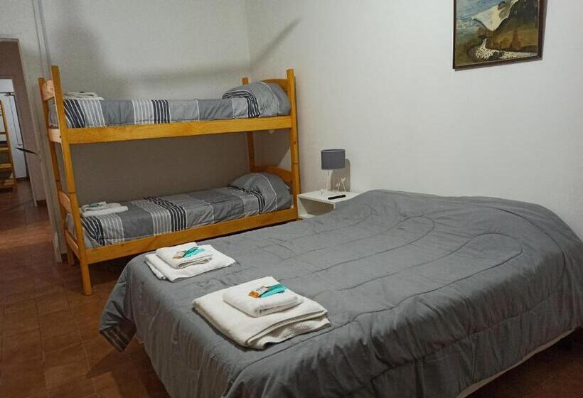 标准四人间共用浴室, El Faro Hostel