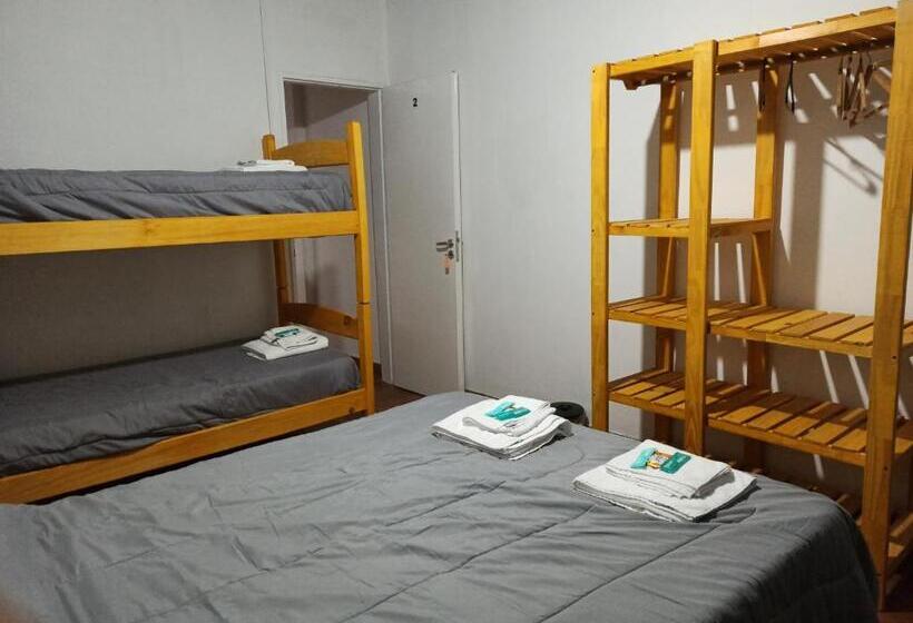 标准四人间共用浴室, El Faro Hostel