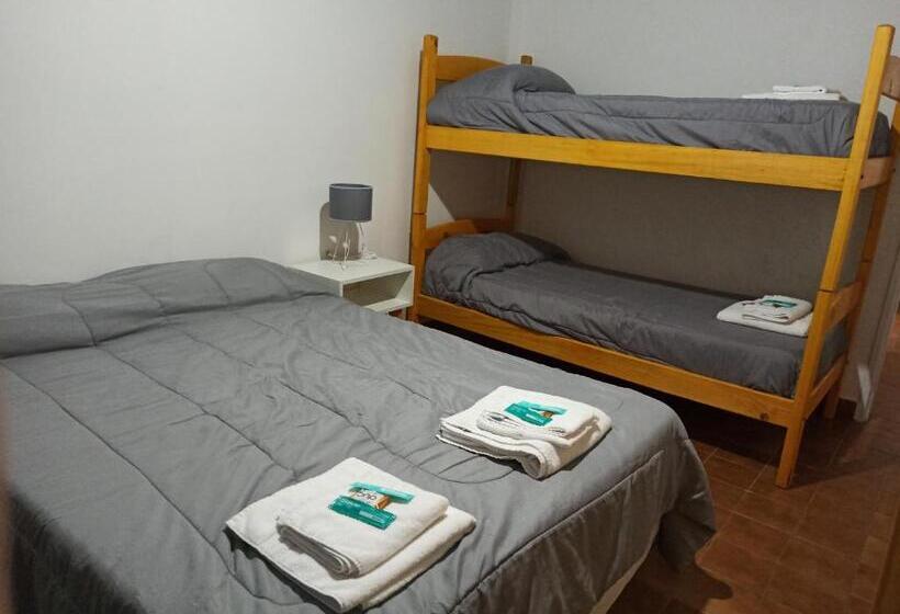 标准四人间共用浴室, El Faro Hostel
