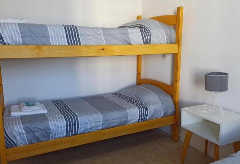 标准四人间共用浴室, El Faro Hostel