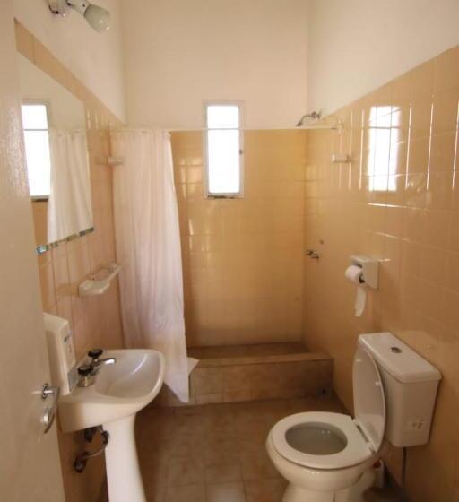 标准四人间共用浴室, El Faro Hostel