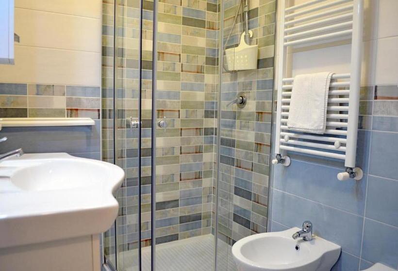 اتاق استاندارد چهار تخته, Midway House Italy