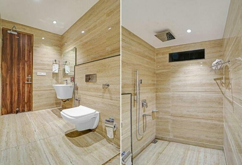 اتاق لوکس سه تخته, Collection O Hotel Moon