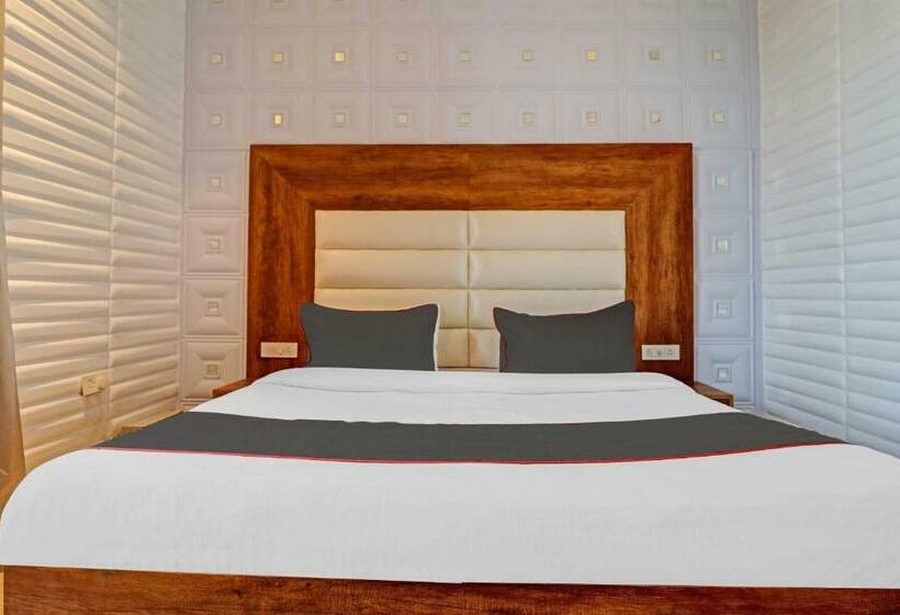 اتاق لوکس سه تخته, Collection O Hotel Moon