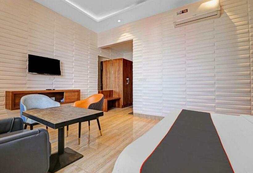 اتاق لوکس سه تخته, Collection O Hotel Moon