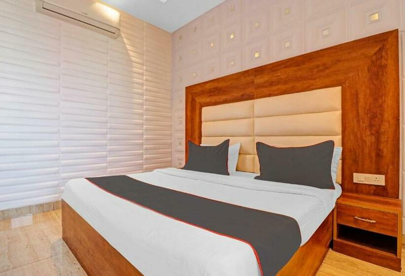 اتاق لوکس سه تخته, Collection O Hotel Moon