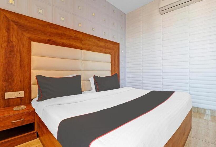اتاق لوکس سه تخته, Collection O Hotel Moon