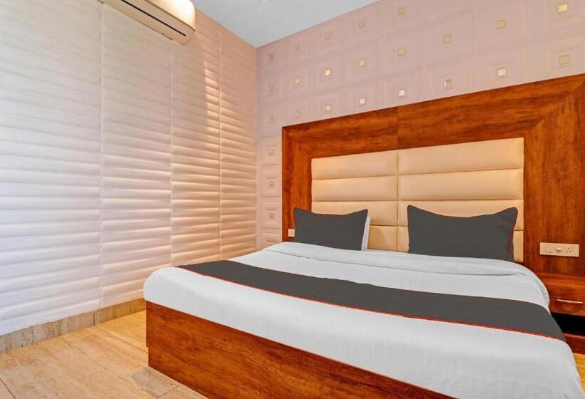اتاق لوکس سه تخته, Collection O Hotel Moon