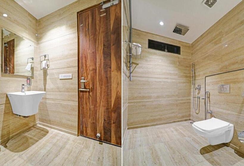 اتاق لوکس سه تخته, Collection O Hotel Moon
