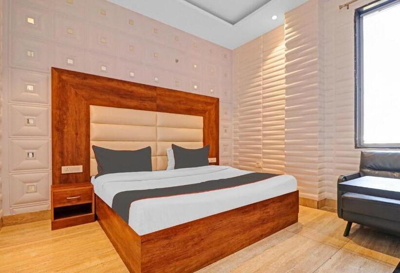 اتاق لوکس سه تخته, Collection O Hotel Moon