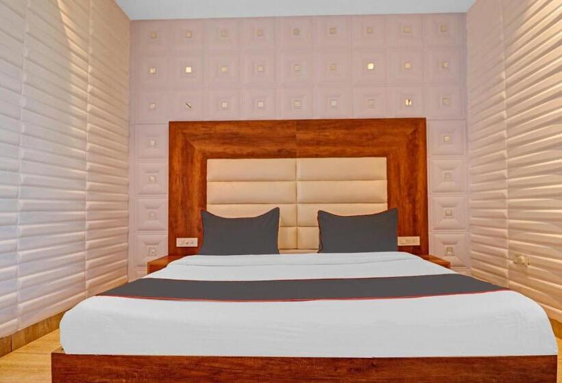 اتاق لوکس سه تخته, Collection O Hotel Moon