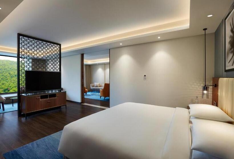سوییت اجرایی, Hyatt Regency Dehradun Resort And Spa
