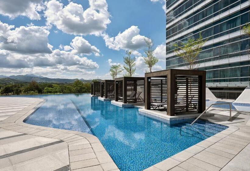 اتاق اجرایی با تخت بزرگ, Swissôtel Clark Philippines