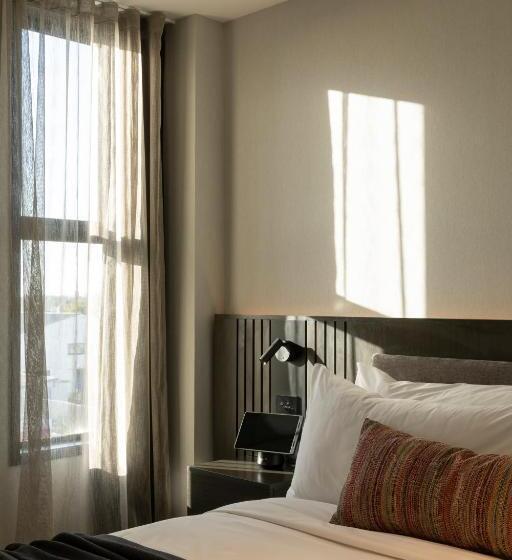 سوئیت با تخت بزرگ, The Mayfair