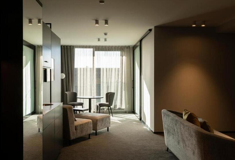 سوئیت با تخت بزرگ, The Mayfair