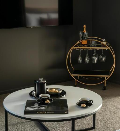 سوئیت با تخت بزرگ, The Mayfair