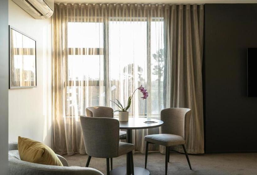 سوییت سوپریور, The Mayfair