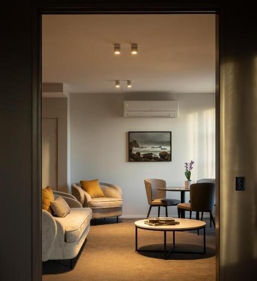 سوییت سوپریور, The Mayfair