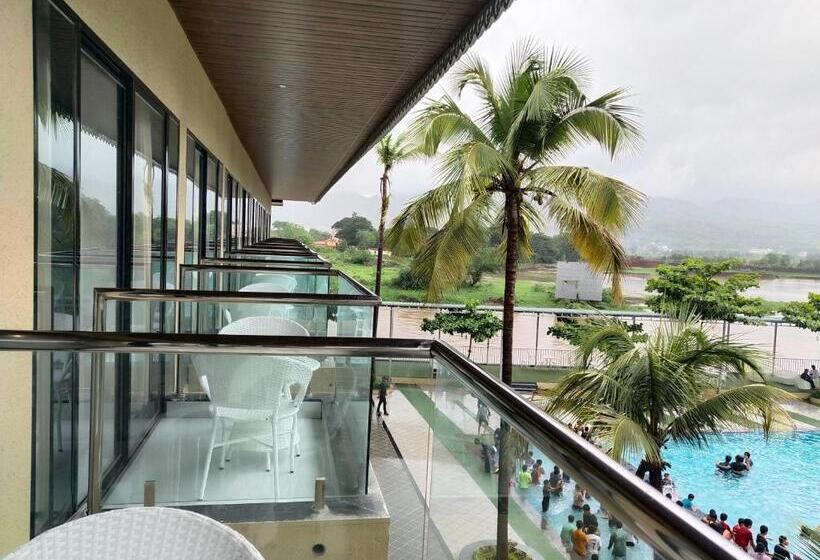 اتاق استاندارد با چشم‌انداز استخر, Paramount Riverfront Resort & Spa, Karjat