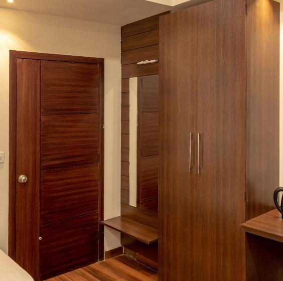 اتاق لوکس, De Manora Homes   Unpretentious Hotel With A Garden , Posh Area Ranjit Avenue
