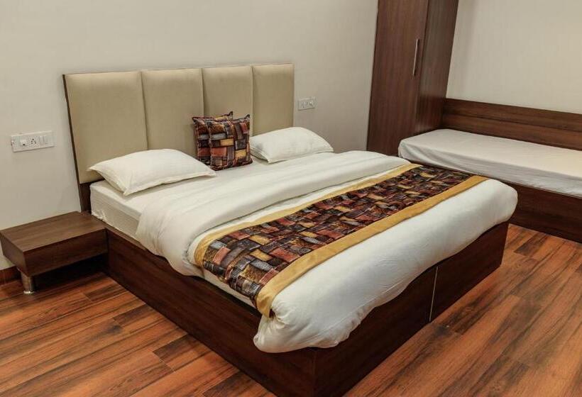 اتاق لوکس, De Manora Homes   Unpretentious Hotel With A Garden , Posh Area Ranjit Avenue