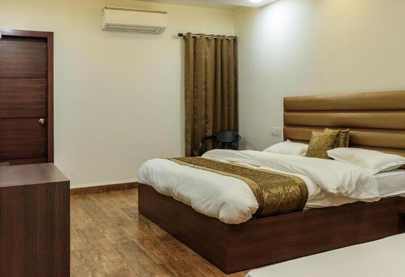 اتاق لوکس, De Manora Homes   Unpretentious Hotel With A Garden , Posh Area Ranjit Avenue
