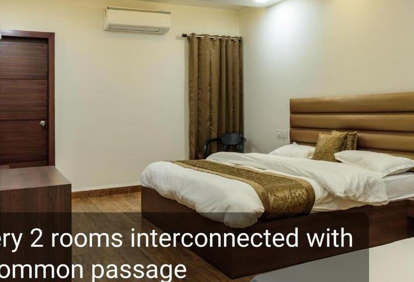 اتاق لوکس خانوادگی, De Manora Homes   Unpretentious Hotel With A Garden , Posh Area Ranjit Avenue