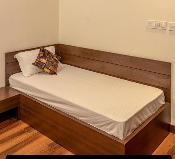 اتاق لوکس خانوادگی, De Manora Homes   Unpretentious Hotel With A Garden , Posh Area Ranjit Avenue