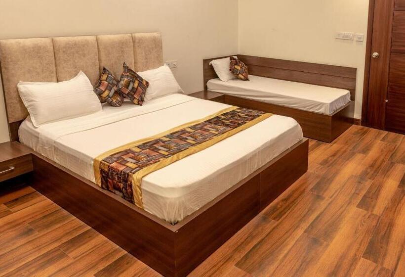 اتاق لوکس خانوادگی, De Manora Homes   Unpretentious Hotel With A Garden , Posh Area Ranjit Avenue