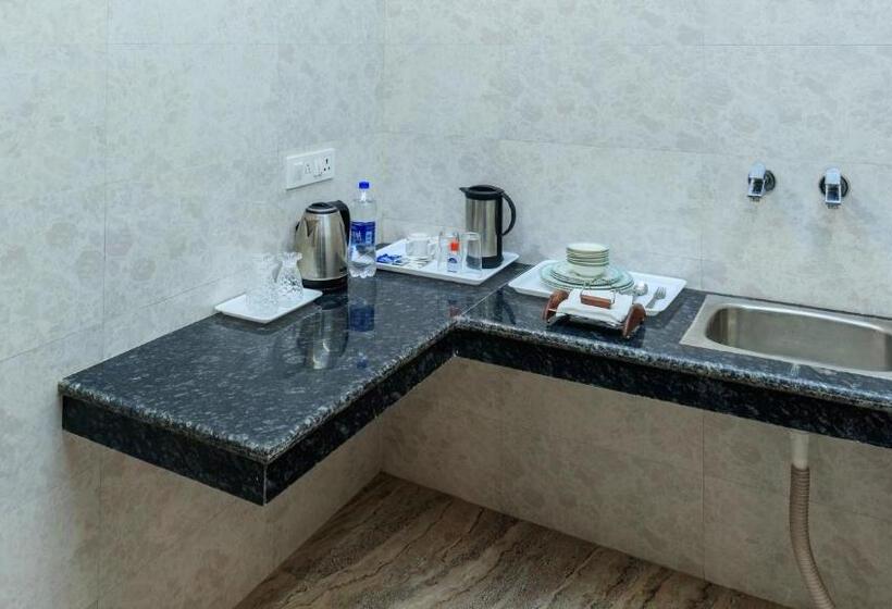 اتاق لوکس خانوادگی, De Manora Homes   Unpretentious Hotel With A Garden , Posh Area Ranjit Avenue