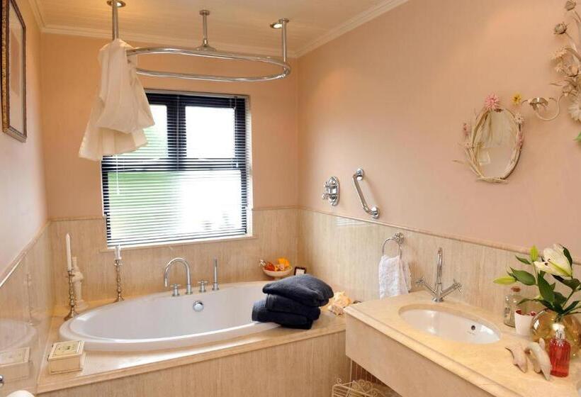 اتاق لوکس با تخت بزرگ, Ivy Cottage B&b