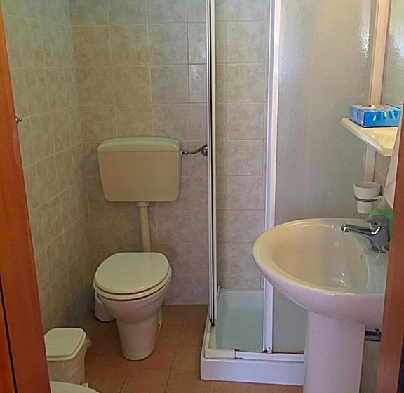 اتاق استاندارد سه تخته با بالکن, B&b Gelone