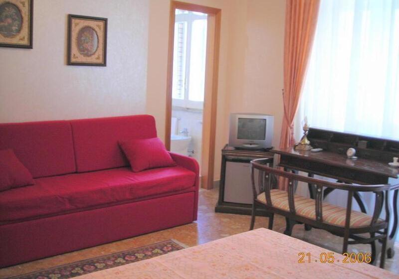 اتاق استاندارد سه تخته با بالکن, B&b Gelone