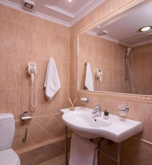 اتاق لوکس با چشم‌انداز دریا, Avalon Palace