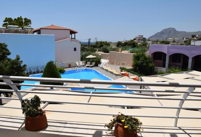 سوییت جونیور با چشم‌انداز استخر, Myrtis Spa