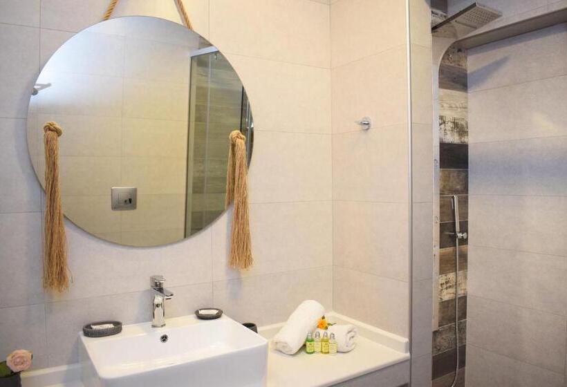 سوییت جونیور با چشم‌انداز استخر, Myrtis Spa
