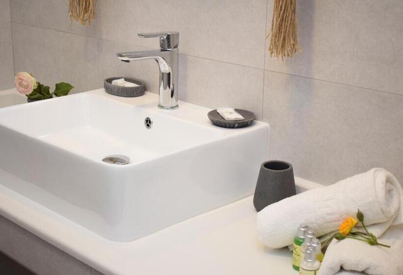 سوییت جونیور با چشم‌انداز استخر, Myrtis Spa