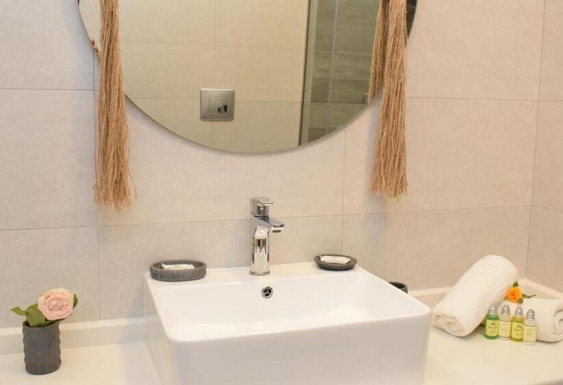 سوییت جونیور با چشم‌انداز استخر, Myrtis Spa