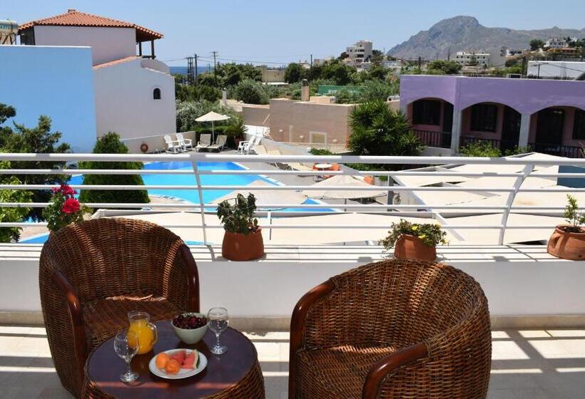 سوییت جونیور با چشم‌انداز استخر, Myrtis Spa
