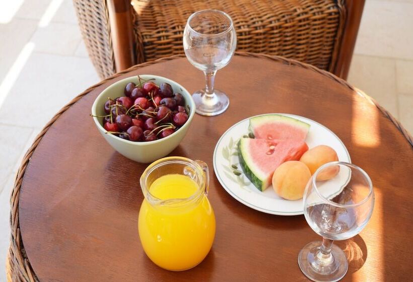 سوییت جونیور با چشم‌انداز استخر, Myrtis Spa