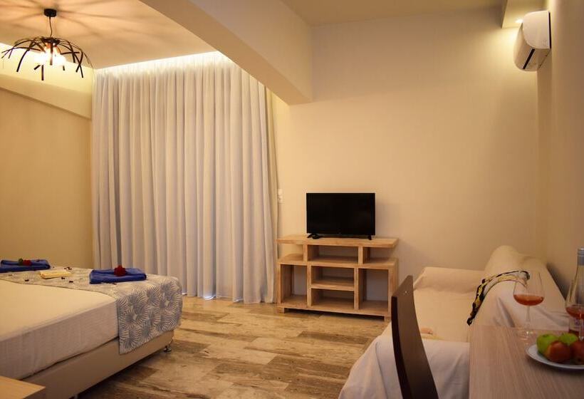 سوییت جونیور با چشم‌انداز استخر, Myrtis Spa