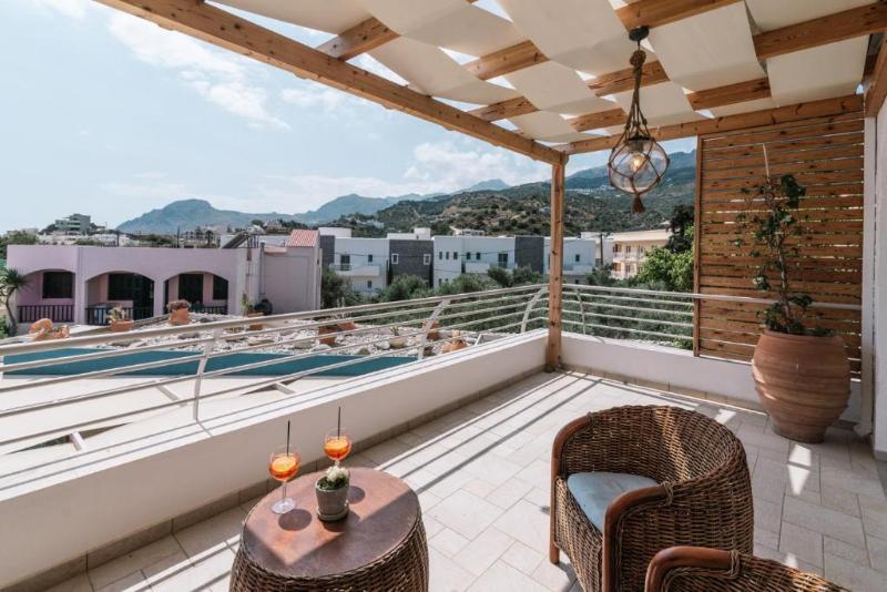 سوییت جونیور با چشم‌انداز استخر, Myrtis Spa