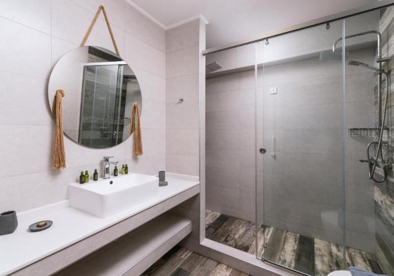 سوییت جونیور با چشم‌انداز استخر, Myrtis Spa