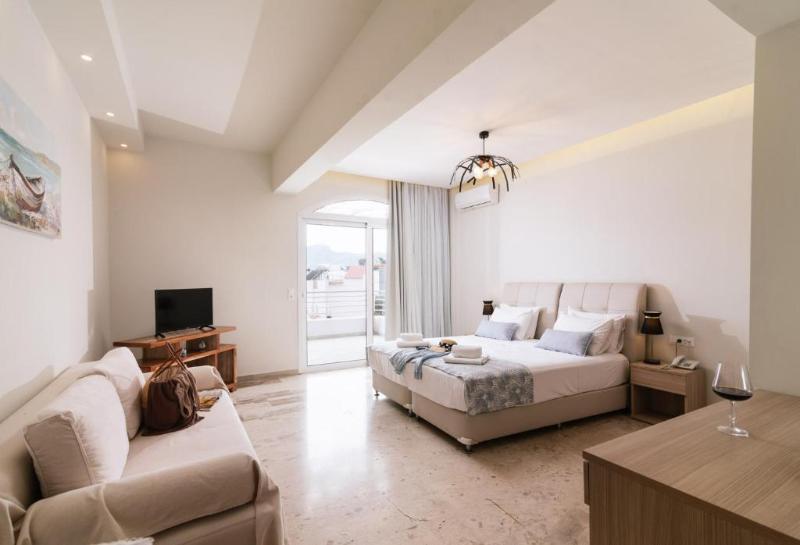 سوییت جونیور با چشم‌انداز استخر, Myrtis Spa